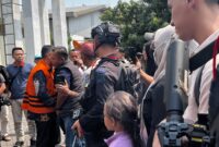 Ratusan warga Ponorogo memberikan dukungan moral kepada Bupati nonaktif Sugiri Sancoko saat meninggalkan Pengadilan Tipikor Surabaya.