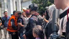 Ratusan warga Ponorogo memberikan dukungan moral kepada Bupati nonaktif Sugiri Sancoko saat meninggalkan Pengadilan Tipikor Surabaya.