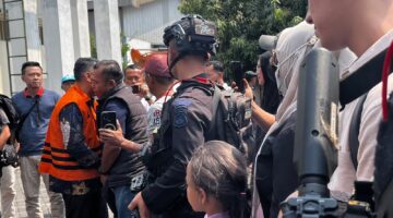 Ratusan warga Ponorogo memberikan dukungan moral kepada Bupati nonaktif Sugiri Sancoko saat meninggalkan Pengadilan Tipikor Surabaya.