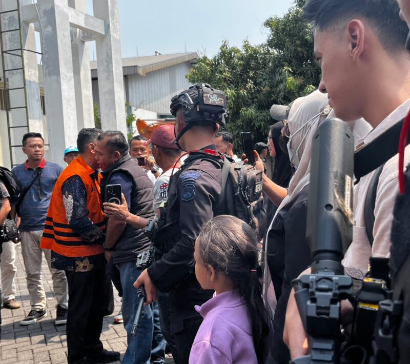 Ratusan warga Ponorogo memberikan dukungan moral kepada Bupati nonaktif Sugiri Sancoko saat meninggalkan Pengadilan Tipikor Surabaya.
