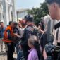 Ratusan warga Ponorogo memberikan dukungan moral kepada Bupati nonaktif Sugiri Sancoko saat meninggalkan Pengadilan Tipikor Surabaya.