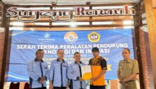 Tim yang diketuai Mohammad Sofyan menyerahkan tujuh jenis peralatan produksi konten untuk meningkatkan daya saing produk lokal.
