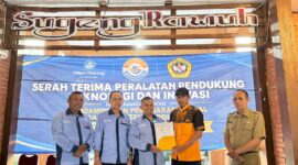 Tim yang diketuai Mohammad Sofyan menyerahkan tujuh jenis peralatan produksi konten untuk meningkatkan daya saing produk lokal.
