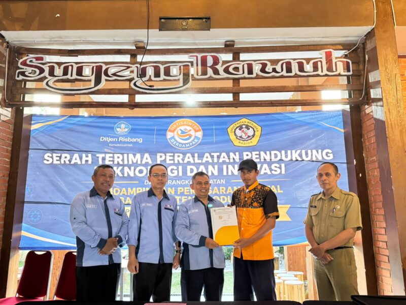 Tim yang diketuai Mohammad Sofyan menyerahkan tujuh jenis peralatan produksi konten untuk meningkatkan daya saing produk lokal.