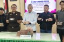 Kajari Ponorogo Zumar Adhy Surya menunjukkan uang sitaan Rp 1,2 M yang berhasil diamankan petugas dari 5 Fraksi DPRD Ponorogo. 