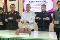 Kajari Ponorogo Zumar Adhy Surya menunjukkan uang sitaan Rp 1,2 M yang berhasil diamankan petugas dari 5 Fraksi DPRD Ponorogo. 