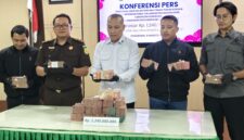 Kajari Ponorogo Zumar Adhy Surya menunjukkan uang sitaan Rp 1,2 M yang berhasil diamankan petugas dari 5 Fraksi DPRD Ponorogo. 