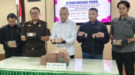 Kajari Ponorogo Zumar Adhy Surya menunjukkan uang sitaan Rp 1,2 M yang berhasil diamankan petugas dari 5 Fraksi DPRD Ponorogo. 