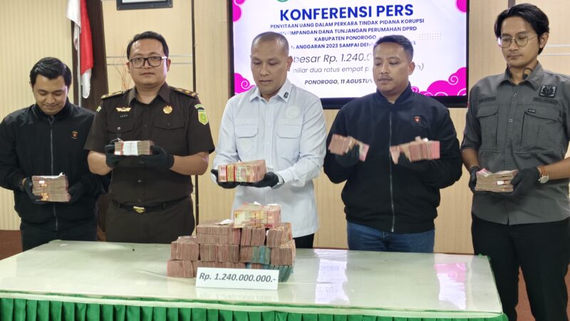 Kajari Ponorogo Zumar Adhy Surya menunjukkan uang sitaan Rp 1,2 M yang berhasil diamankan petugas dari 5 Fraksi DPRD Ponorogo. 