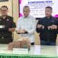 Kajari Ponorogo Zumar Adhy Surya menunjukkan uang sitaan Rp 1,2 M yang berhasil diamankan petugas dari 5 Fraksi DPRD Ponorogo. 