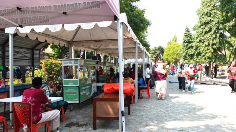 Stand Makanan Dalam Program Merdeka Sarapan Pemkab Magetan Di Timur Alun-alun Magetan. 
