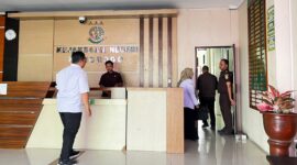 Salah satu pejabat Sekretariat Dewan (Sekwan ) DPRD Ponorogo saat menjalani pemeriksaan di Seksi Pidsus Kejaksaan Ponorogo. 