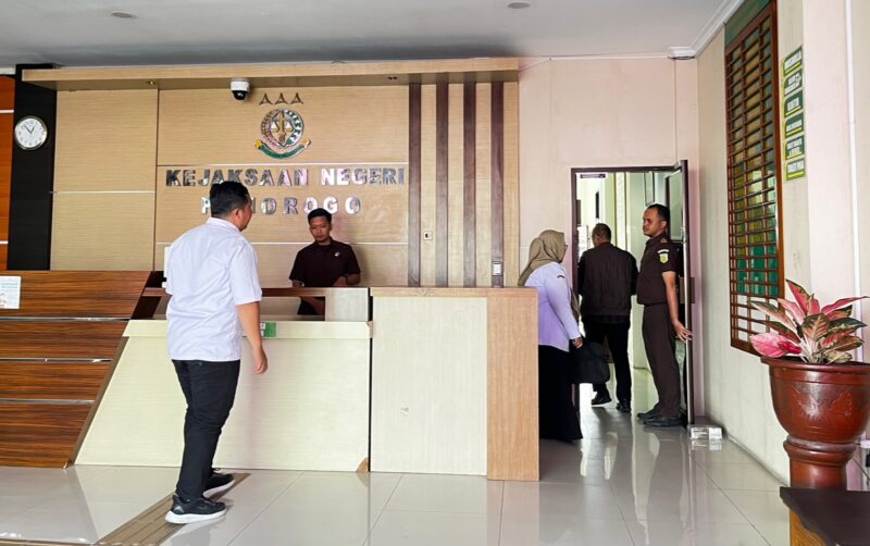 Salah satu pejabat Sekretariat Dewan (Sekwan ) DPRD Ponorogo saat menjalani pemeriksaan di Seksi Pidsus Kejaksaan Ponorogo. 