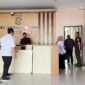 Salah satu pejabat Sekretariat Dewan (Sekwan ) DPRD Ponorogo saat menjalani pemeriksaan di Seksi Pidsus Kejaksaan Ponorogo. 