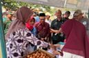 Camat Maospati Verawati Setyoningrum memantau produk pelaku UMKM Fair 2026