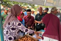 Camat Maospati Verawati Setyoningrum memantau produk pelaku UMKM Fair 2026