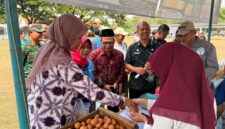 Camat Maospati Verawati Setyoningrum memantau produk pelaku UMKM Fair 2026