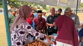 Camat Maospati Verawati Setyoningrum memantau produk pelaku UMKM Fair 2026
