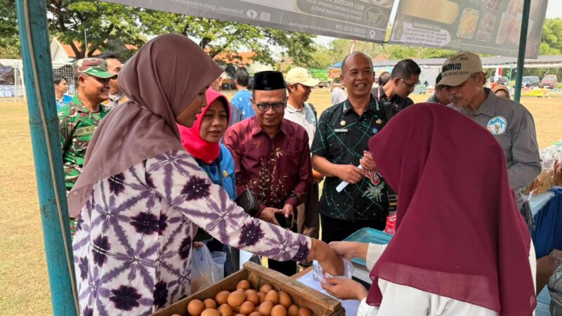 Camat Maospati Verawati Setyoningrum memantau produk pelaku UMKM Fair 2026
