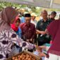 Camat Maospati Verawati Setyoningrum memantau produk pelaku UMKM Fair 2026