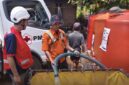 Petugas BPBD Ponorogo dibantu PMI Ponorogo berjibaku untuk mengirimkan air bersih ke wilayah kesulitan air bersih. 