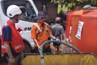 Petugas BPBD Ponorogo dibantu PMI Ponorogo berjibaku untuk mengirimkan air bersih ke wilayah kesulitan air bersih.