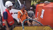 Petugas BPBD Ponorogo dibantu PMI Ponorogo berjibaku untuk mengirimkan air bersih ke wilayah kesulitan air bersih.