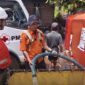 Petugas BPBD Ponorogo dibantu PMI Ponorogo berjibaku untuk mengirimkan air bersih ke wilayah kesulitan air bersih. 