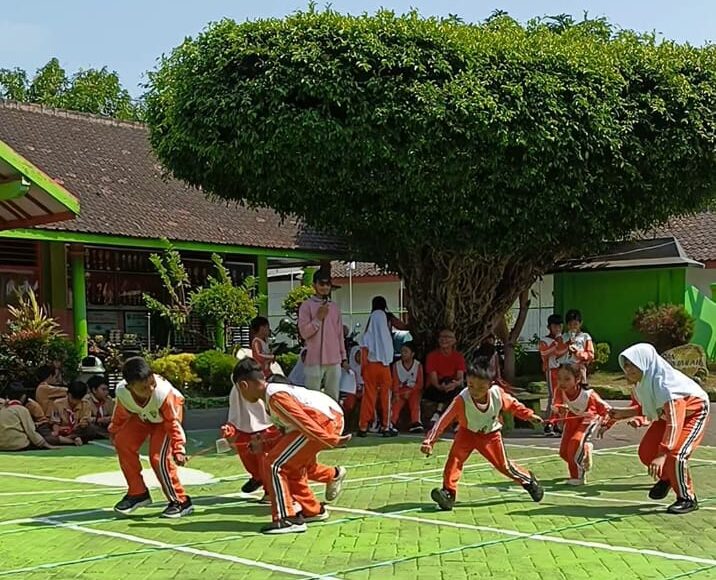 Perayaan HUT RI di SD Negeri 1 Magetan. 
