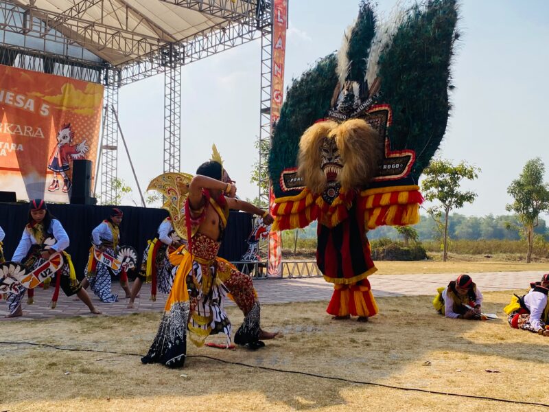 Penutupan PKKMB UNESA 5 Magetan Tampilkan Ragam Bakat Maba.