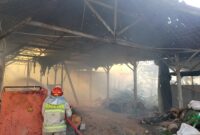 Petugas Sedang Menangani Sampah.