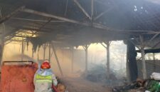 Petugas Sedang Menangani Sampah.