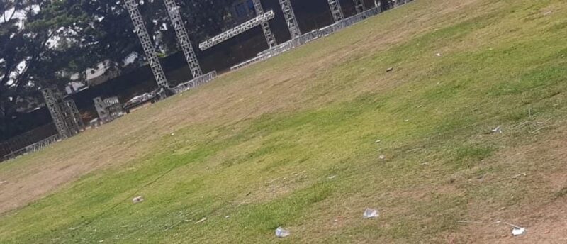 Kondisi rumput Stadion Betoro Katong yang disebut rusak lantaran layu pasca konser Jos Jis Fest. 