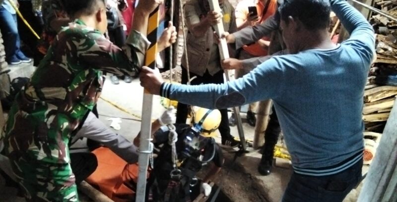 Proses Evakuasi Jenasah Korban dari dalam sumur.