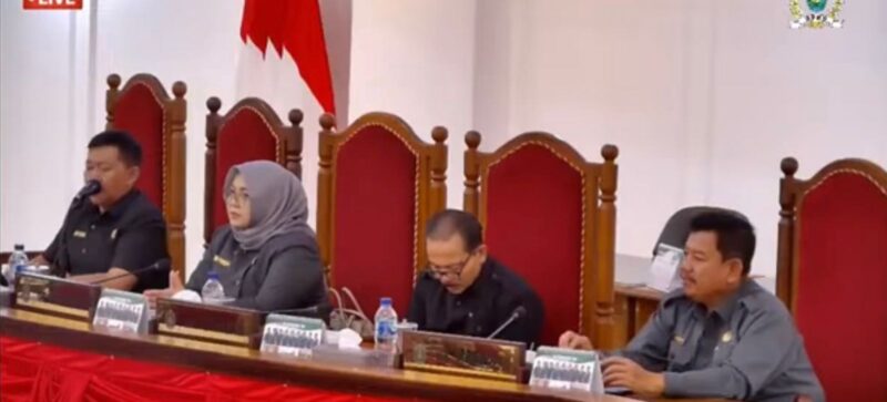 Pompinan DPRD Ponorogo saat memimpin paripurna dengan agenda menyampaikan hasil reses masa sidang ketiga 2025-2026. 