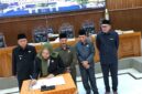 Ketua DPRD Magetan Menandatangani Nota Kesepakatan Rancangan Perubahan KUA dan PPAS TA 2026 disaksikan para Wakil Ketua Dewan dan Wakil Bupati Magetan. 