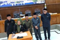 Ketua DPRD Magetan Menandatangani Nota Kesepakatan Rancangan Perubahan KUA dan PPAS TA 2026 disaksikan para Wakil Ketua Dewan dan Wakil Bupati Magetan. 