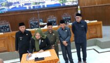 Ketua DPRD Magetan Menandatangani Nota Kesepakatan Rancangan Perubahan KUA dan PPAS TA 2026 disaksikan para Wakil Ketua Dewan dan Wakil Bupati Magetan.