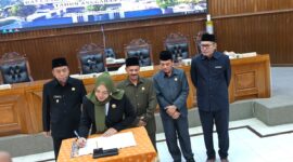Ketua DPRD Magetan Menandatangani Nota Kesepakatan Rancangan Perubahan KUA dan PPAS TA 2026 disaksikan para Wakil Ketua Dewan dan Wakil Bupati Magetan. 