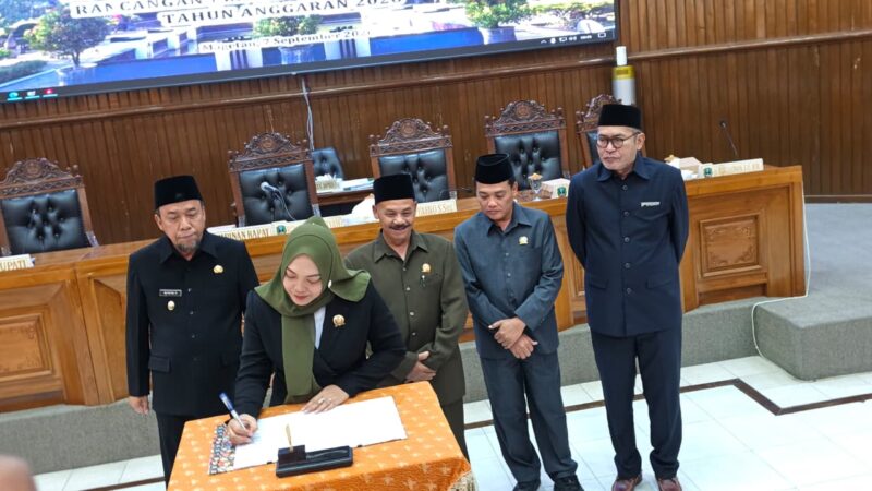 Ketua DPRD Magetan Menandatangani Nota Kesepakatan Rancangan Perubahan KUA dan PPAS TA 2026 disaksikan para Wakil Ketua Dewan dan Wakil Bupati Magetan. 