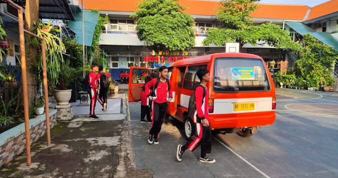 Angkutan Pelajar Gratis Untuk Pelajar Saat Masih Beroperasi. 
