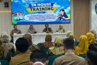 Plt Direktur RSDH Ponorogo Dr Made Jaren saat membuka In House Training pelatihan bahasa isyarat dasar yang di gelar di auditorium lantai 4 ruang Tulip RSDH. 