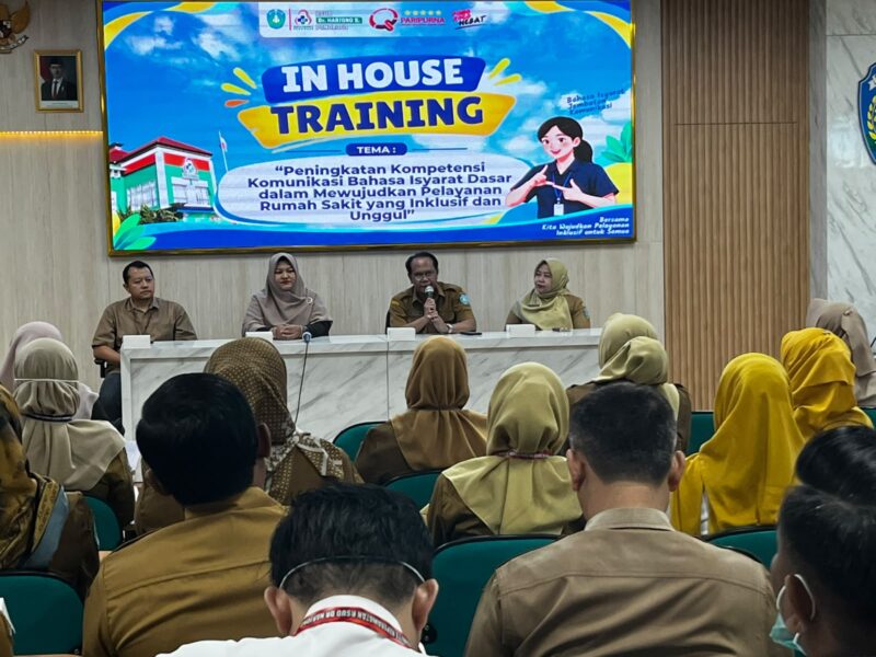 Plt Direktur RSDH Ponorogo Dr Made Jaren saat membuka In House Training pelatihan bahasa isyarat dasar yang di gelar di auditorium lantai 4 ruang Tulip RSDH. 