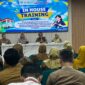 Plt Direktur RSDH Ponorogo Dr Made Jaren saat membuka In House Training pelatihan bahasa isyarat dasar yang di gelar di auditorium lantai 4 ruang Tulip RSDH. 
