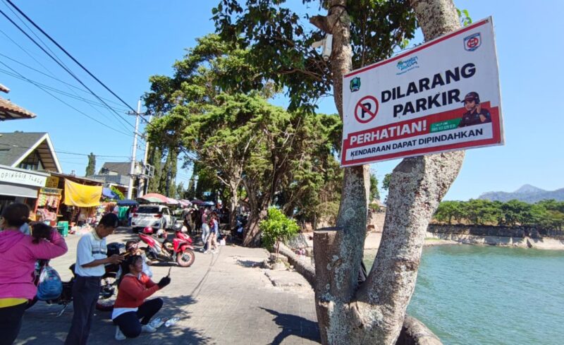 Sejumlah Kendaraan Masih Terlihat Di Kawasan Dilarang Parkir. 