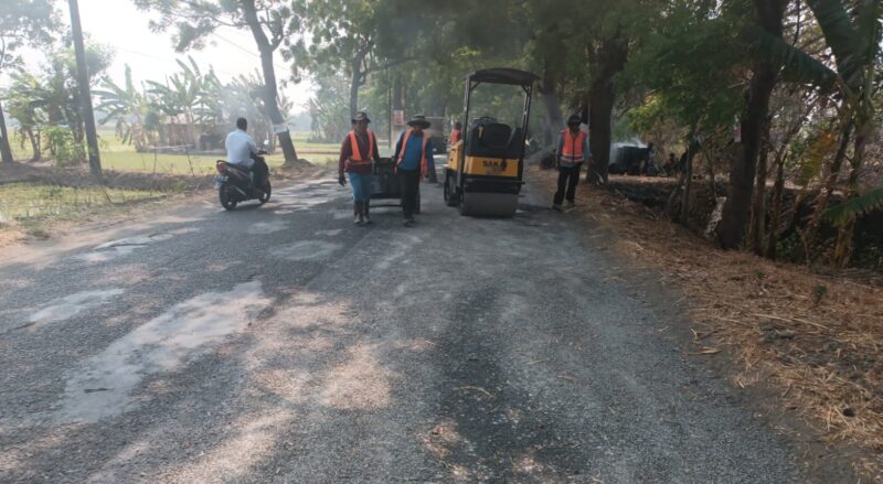 Pemeliharaan jalan Karas - Pelem oleh UPTD PUPR Magetan Wilayah 4 Barat