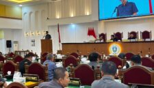 Juru bicara Fraksi Golkar Ayatullah Ayatulloh Ali Syari'ati saat membacakan PU Fraksinya di rapat Paripurna DPRD Ponorogo.