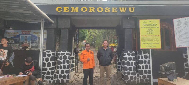 Pintu Gerbang Pendalian Gunung Lawu Via Cemoro sewu. 
