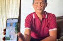 Agung Setiawan saat menunjukkan kondisi anaknya, Rangga, sebelum meninggal akibat minimnya bantuan pemerintah.