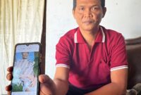 Agung Setiawan saat menunjukkan kondisi anaknya, Rangga, sebelum meninggal akibat minimnya bantuan pemerintah.